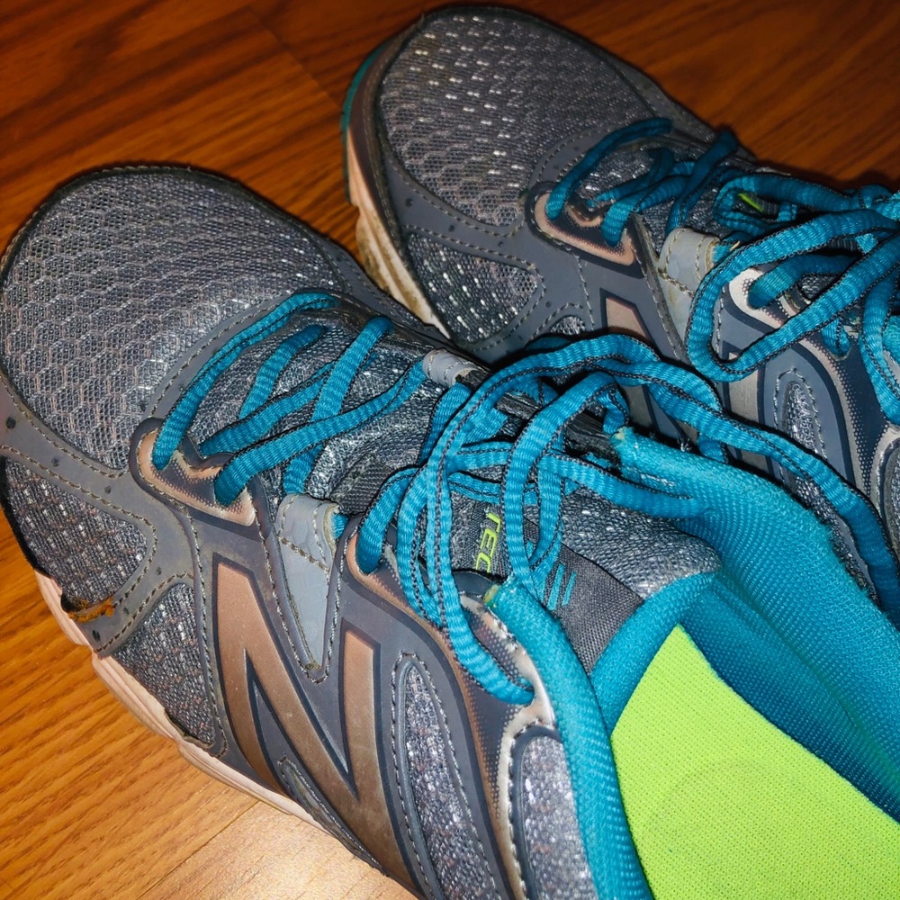 NEW BALANCE TENNIS SHOES (WORN ONCE!!!!)
